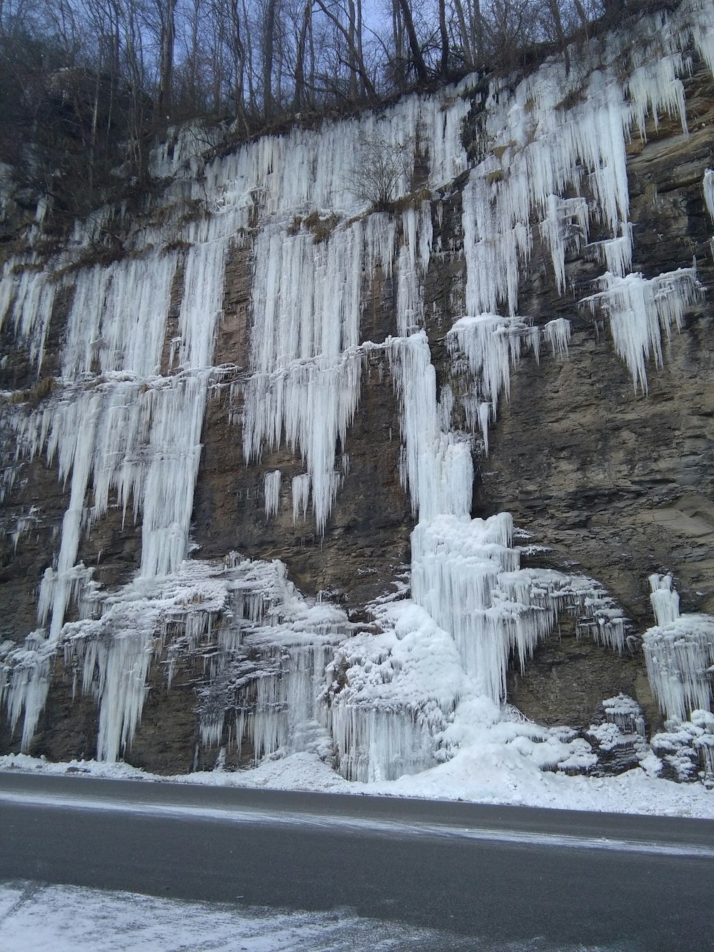 Formación de hielo en un acantilado durante el día