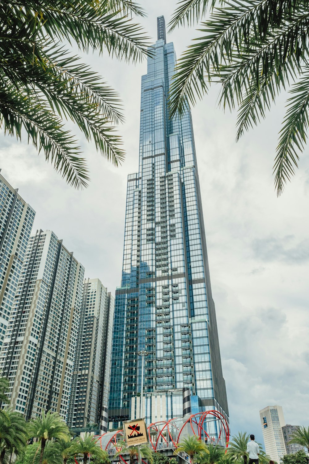Fotografía de ángulo bajo de edificios de gran altura durante el día