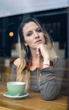 photography poses for dining,how to photograph woman sitting beside table