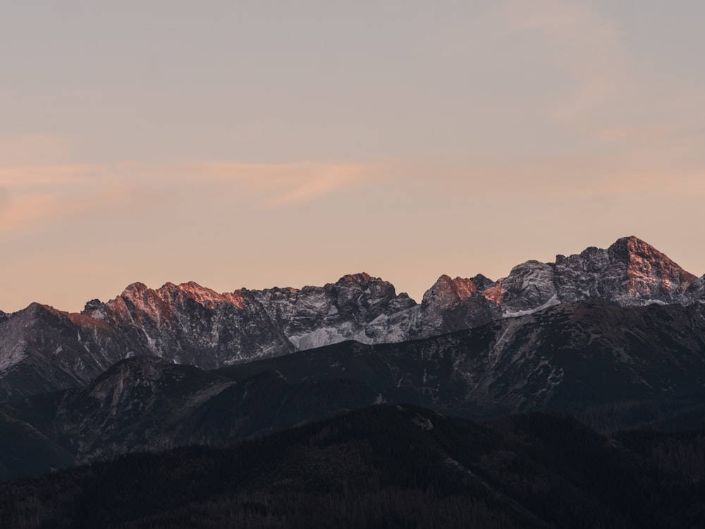 montagne enneigée au coucher du soleil