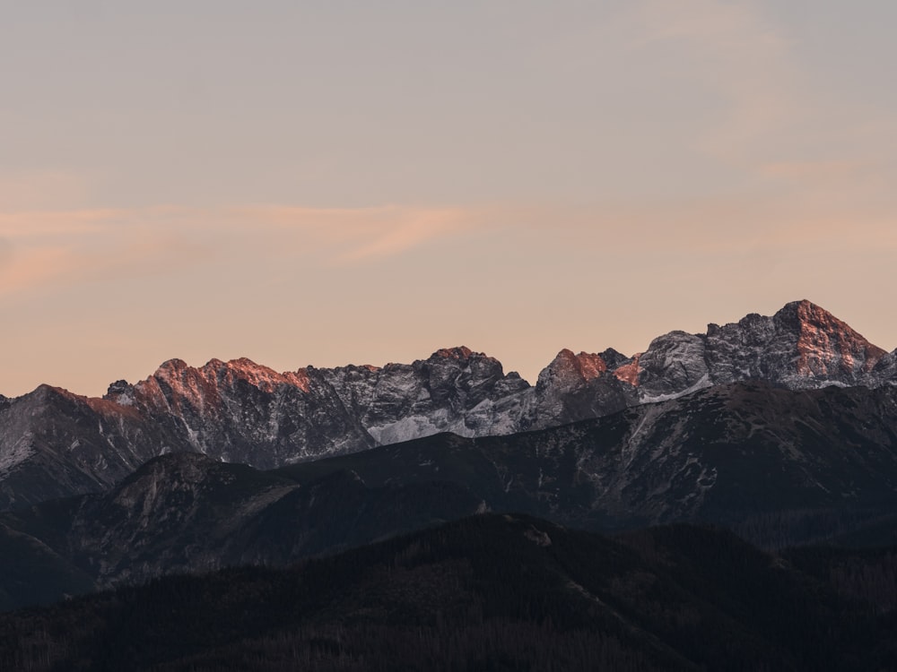 夕暮れ時の雪をかぶった山