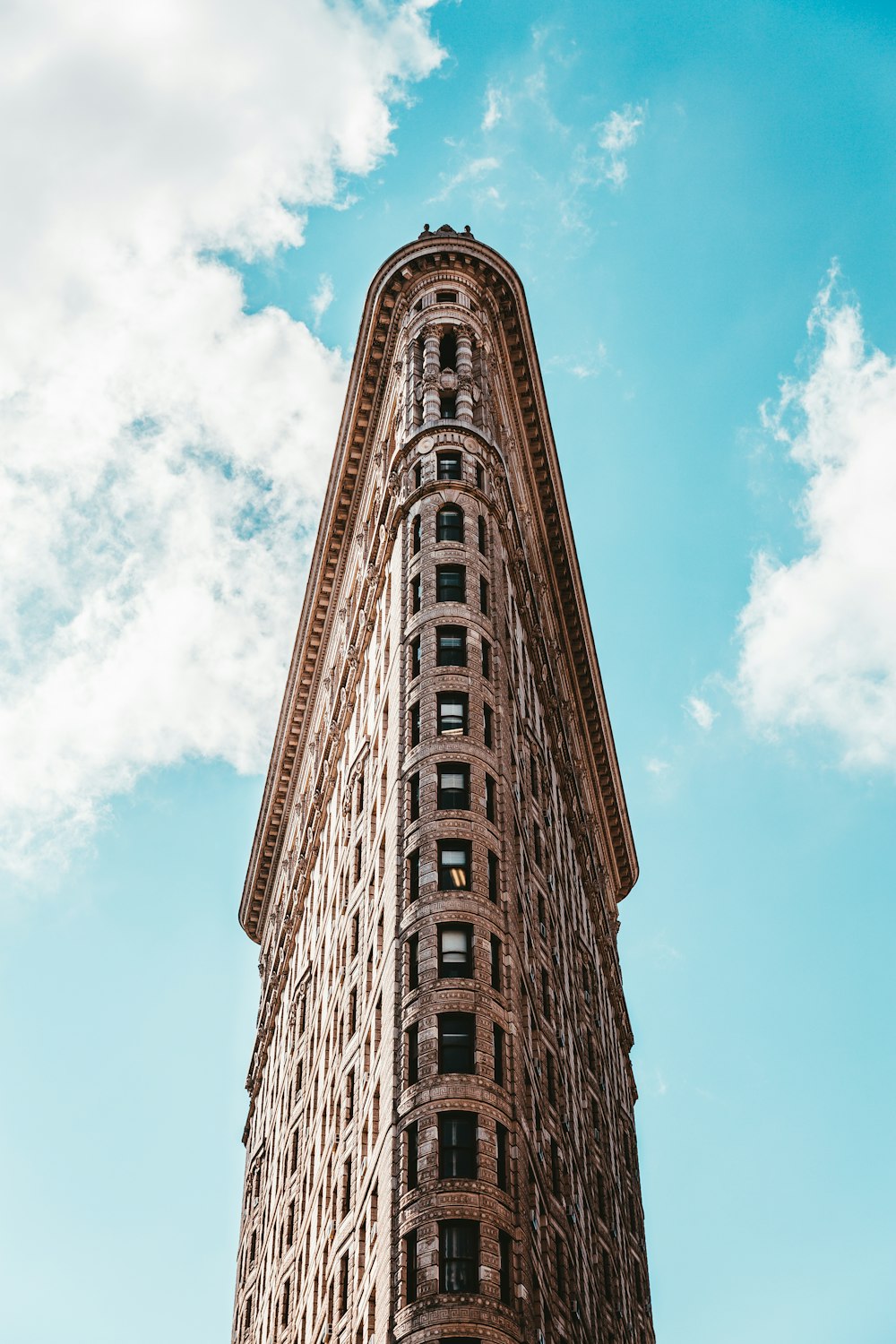 Low-Angle-Fotografie auf braunen Betongebäuden