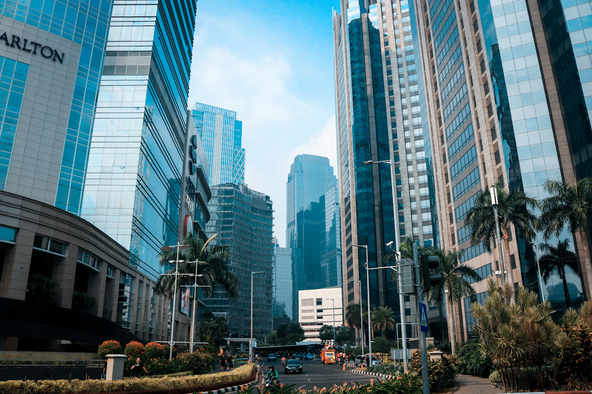 Gedung pencakar langit kaca di siang hari