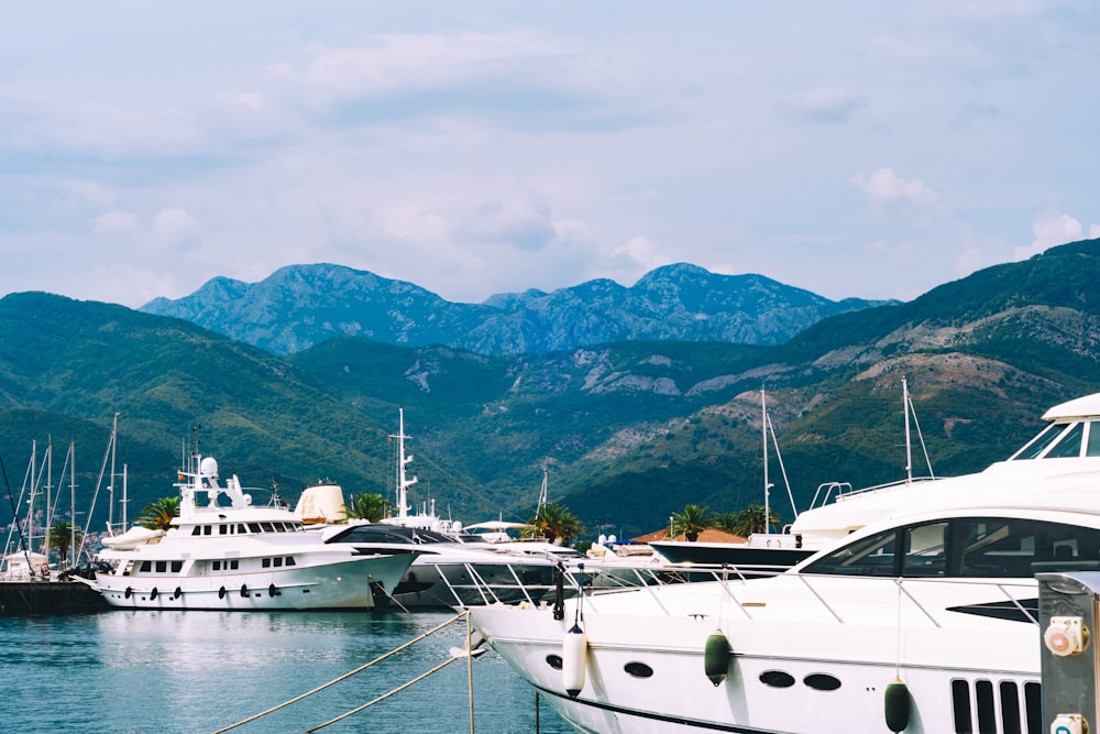 Yacht blanc sur plan d’eau