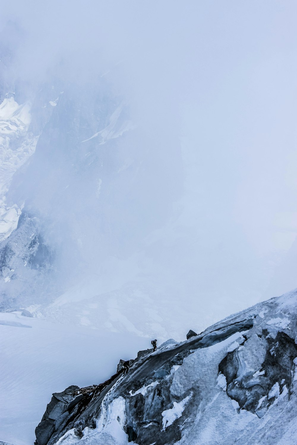 montaña cubierta de nieve