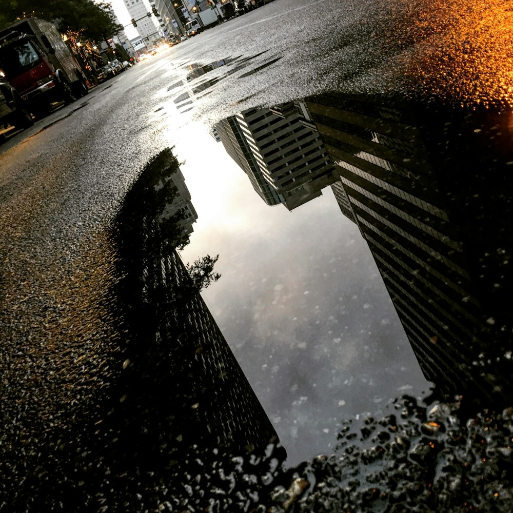 Edificio que se refleja en el agua durante el día