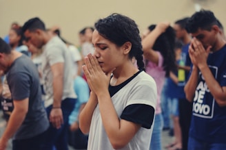 woman  wearing white shirt praying to Jesus