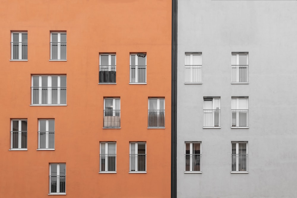 Fenêtres des bâtiments peintes en blanc et orange