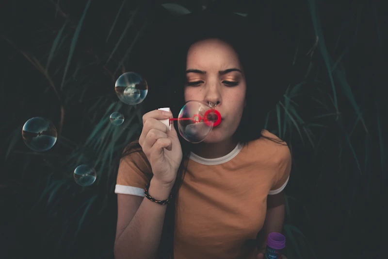 mujer jugando con burbujas