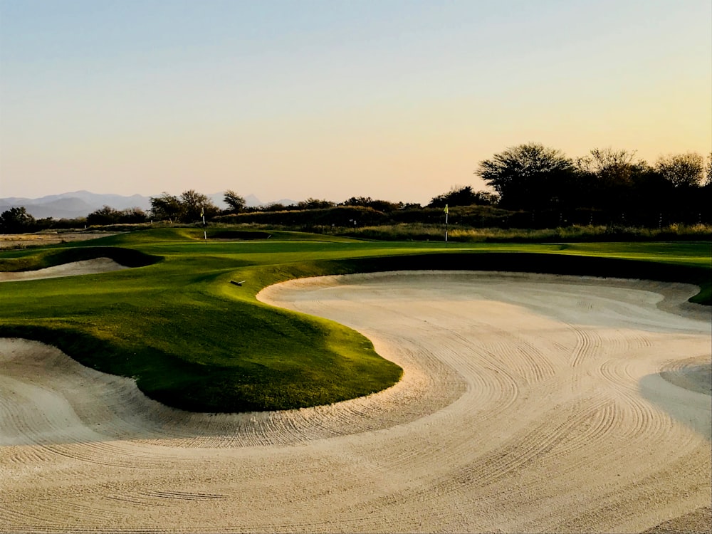 terrain de golf sous un ciel bleu clair