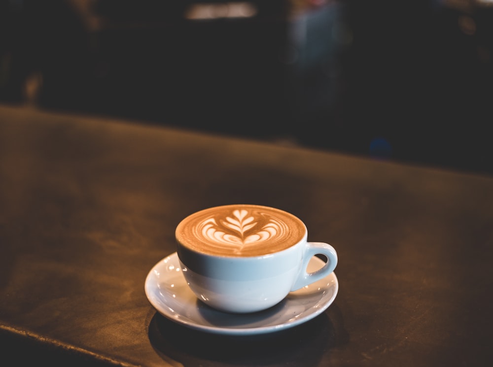 Teetasse aus weißer Keramik auf Untertasse