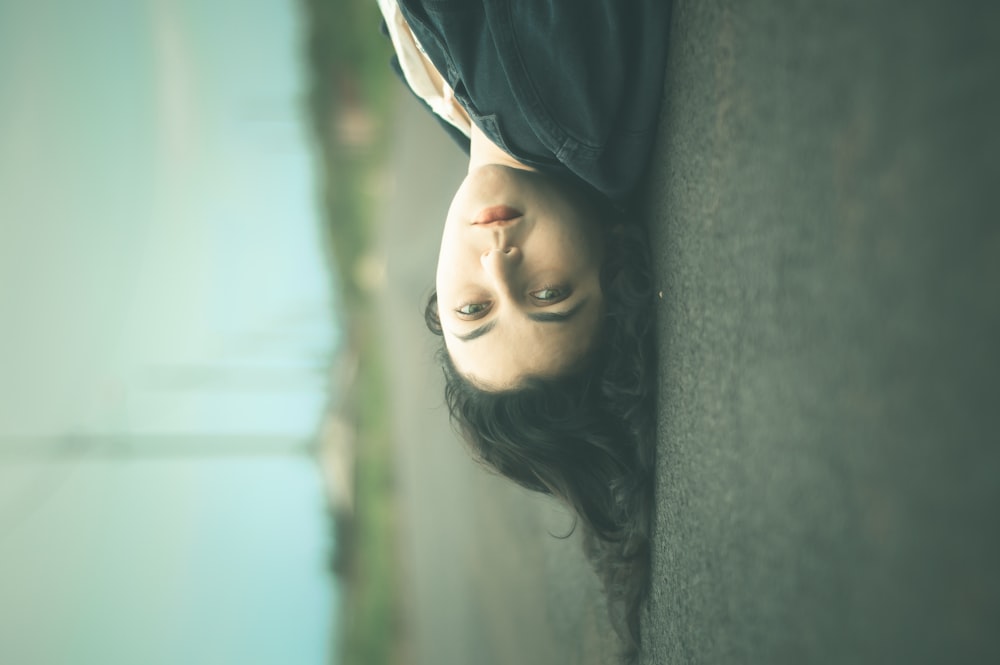 道路に横たわる女性