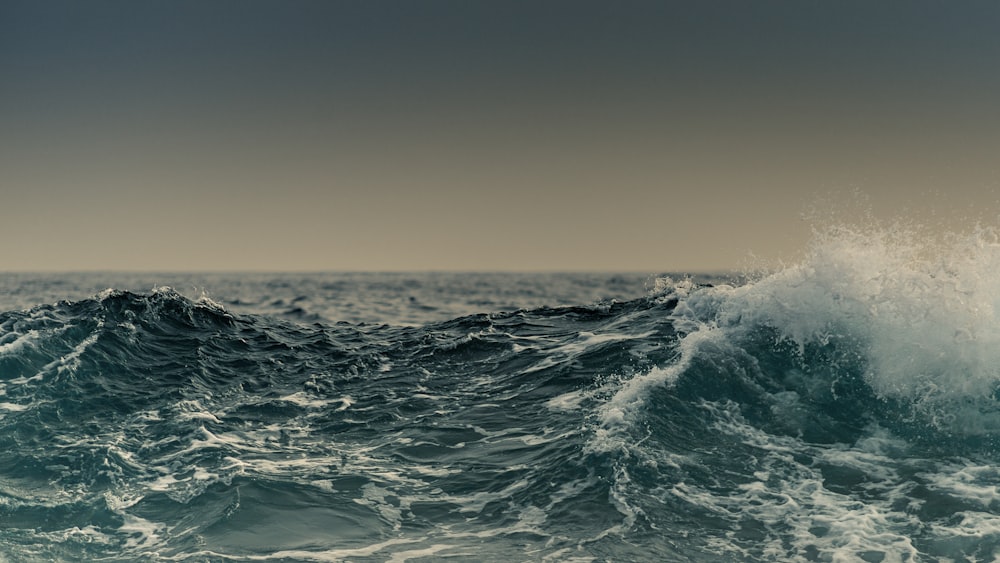 olas del mar bajo el cielo gris foto de primer plano