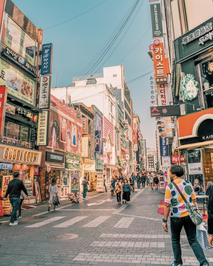 Suasana belanja di Myeongdong Seoul menjadi bagian penting itinerary seoul busan