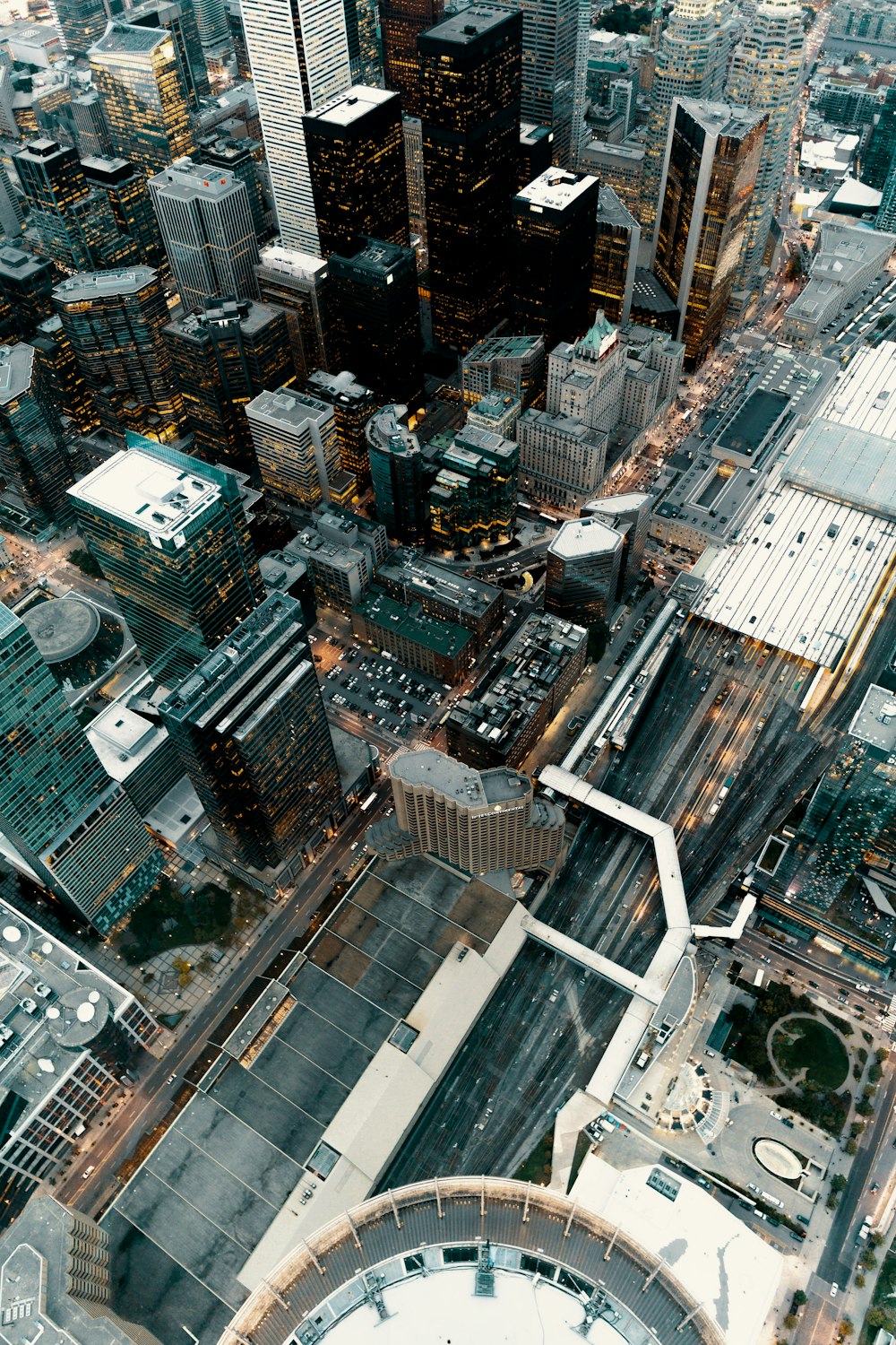 Fotografía aérea de edificios de gran altura durante el día