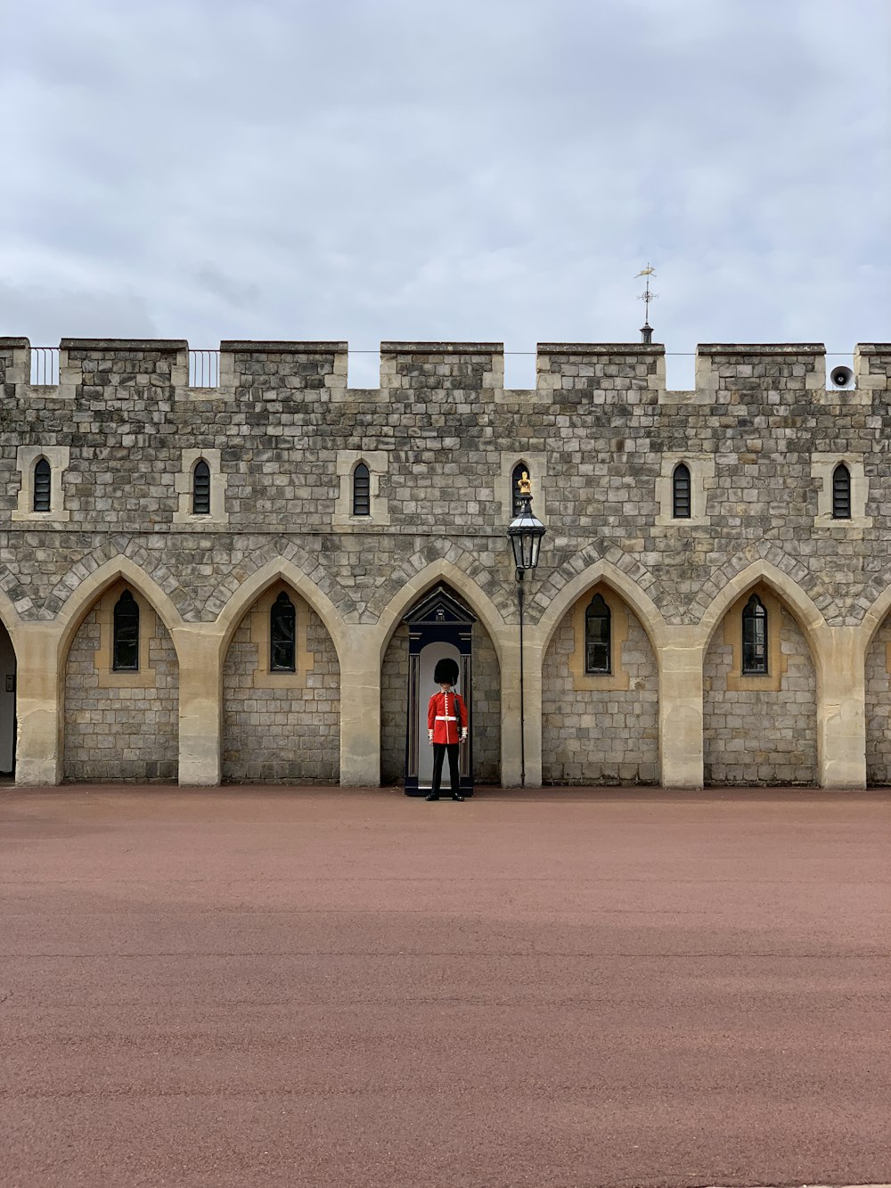 Château en béton brun et beige pendant la journée