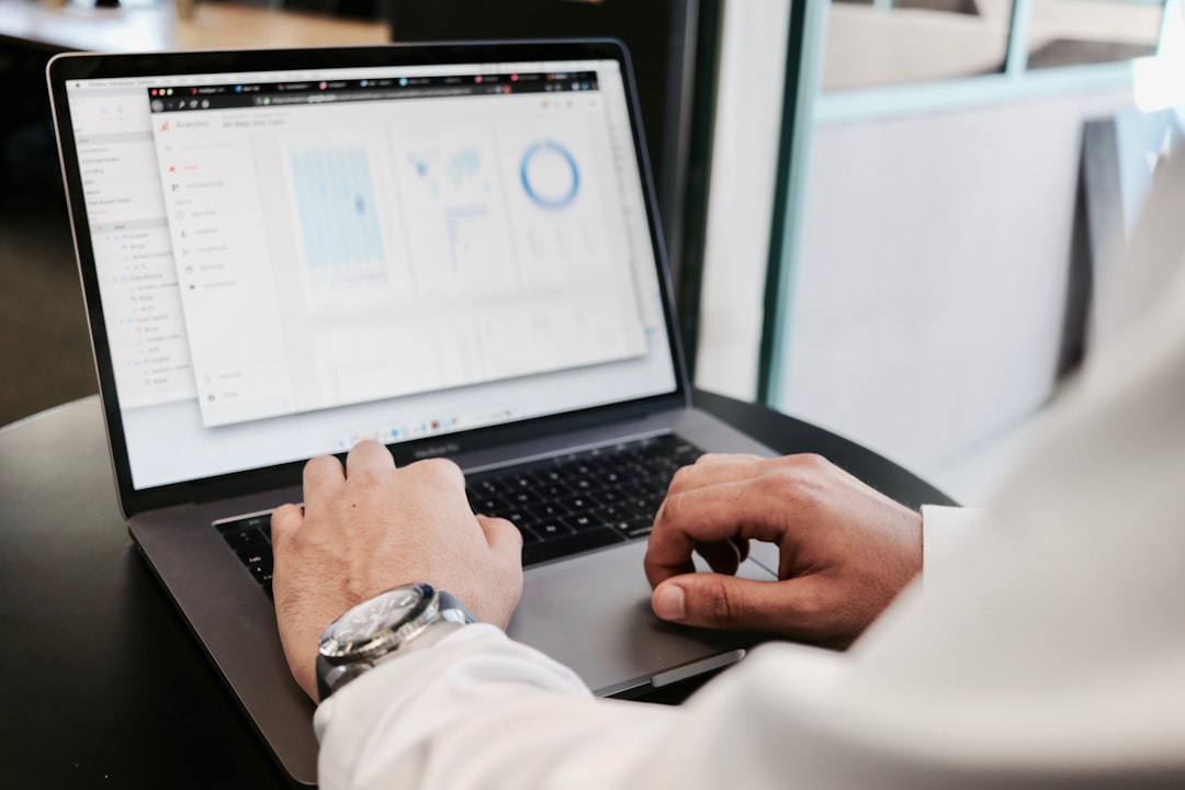 Comment une entreprise peut aligner sa stratégie ESG avec sa mission, vision et valeurs d'entreprise ? person using MacBook Pro
