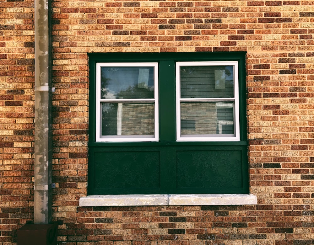 geschlossenes grünes Fenster