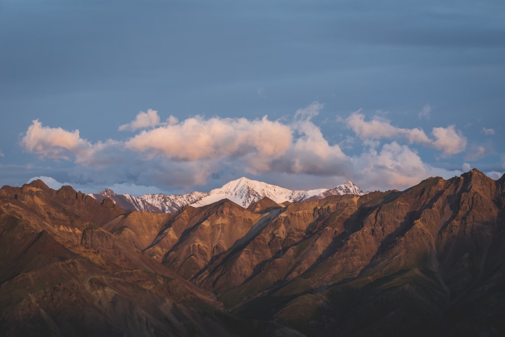 Formation de nuages au-dessus de la montagne pendant la journée