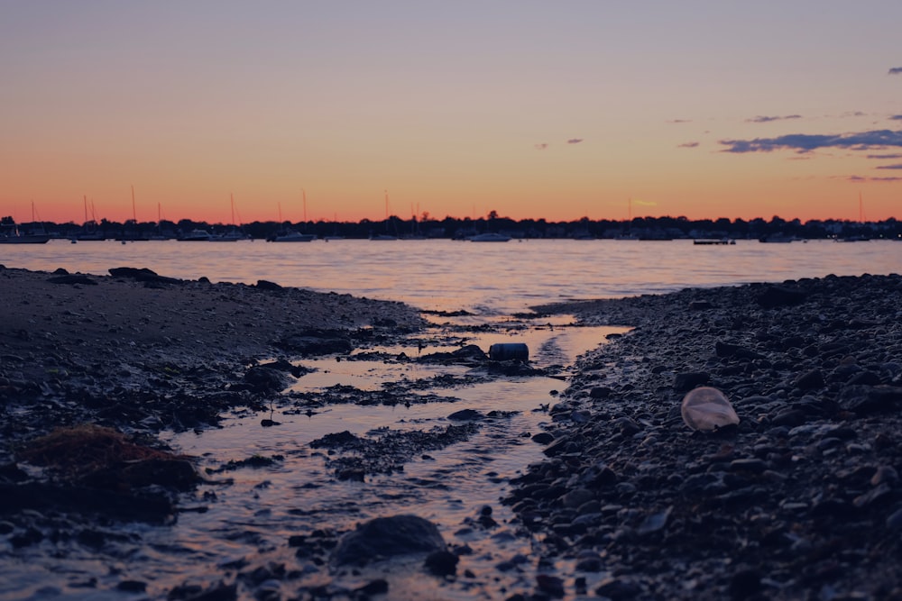 Silhouettenfotografie des Ufers während des Sonnenuntergangs