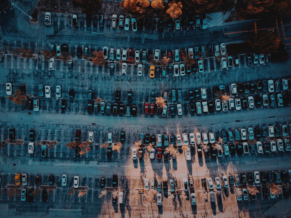 Parcheggio di colori assortiti sull'area di parcheggio nella fotografia aerea