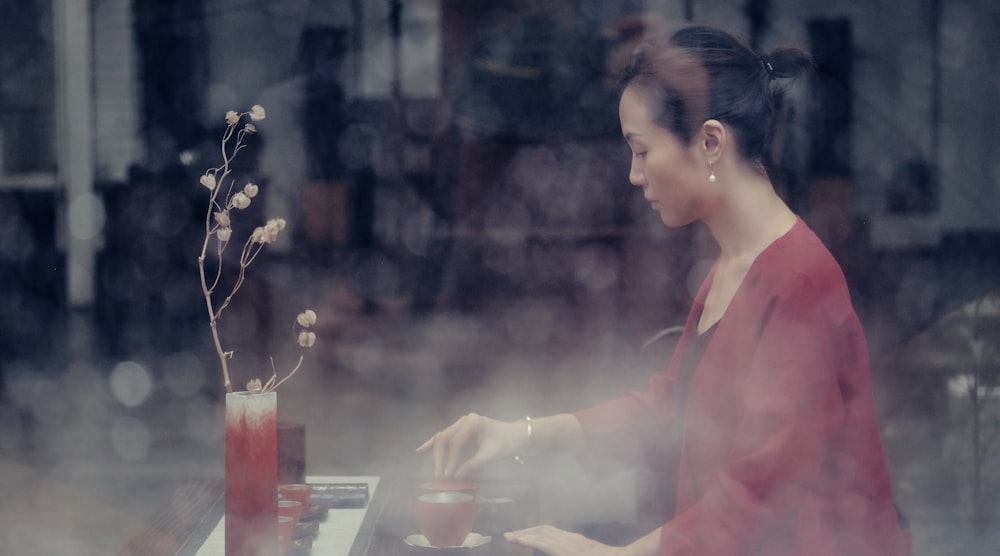 mujer haciendo café