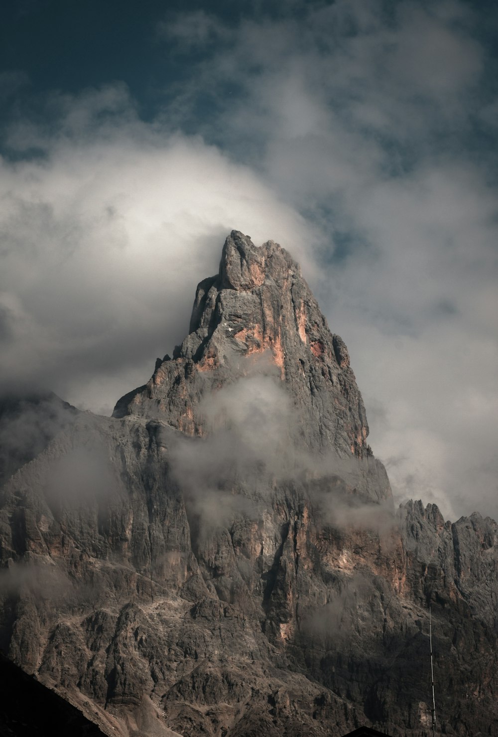 Montagna di cemento grigio