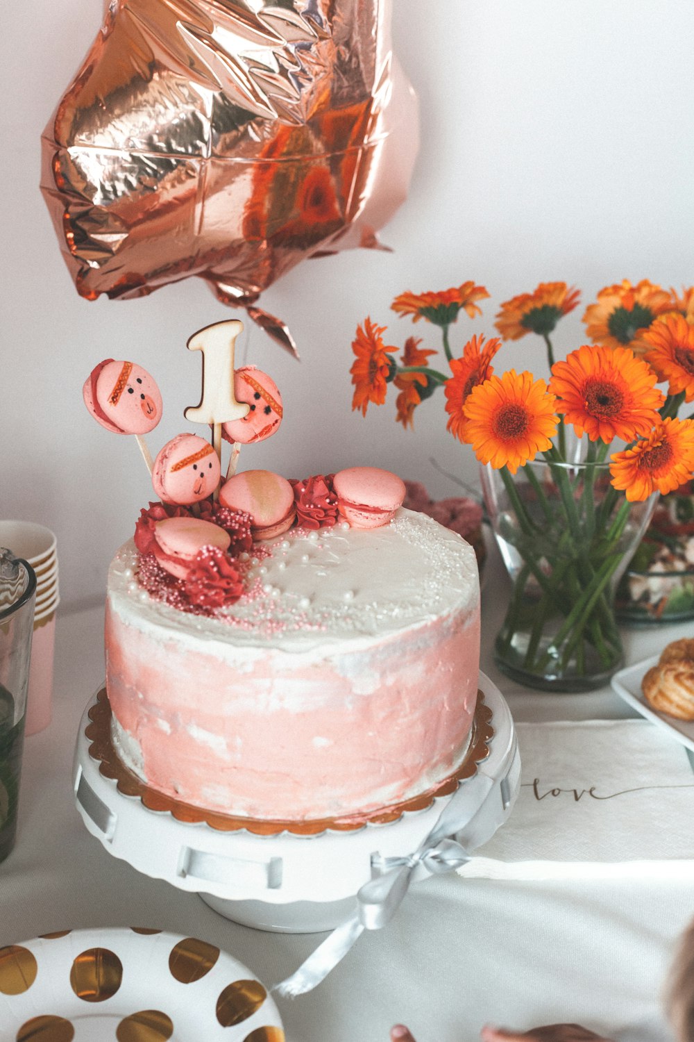 pink 1 layer cake on cake stand