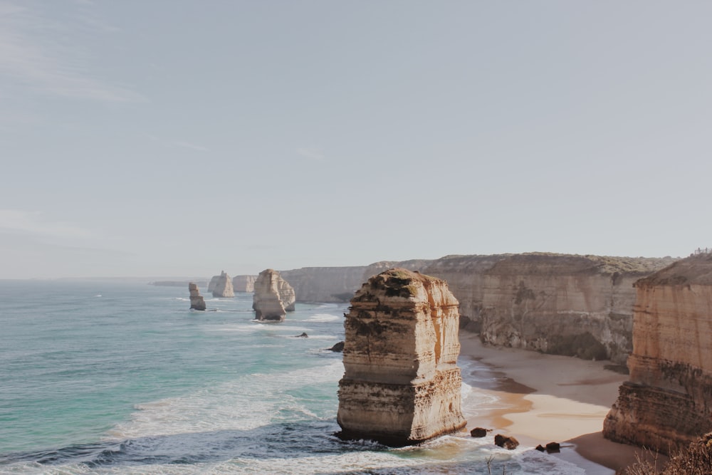 Una vista della spiaggia e delle scogliere della Great Ocean Road