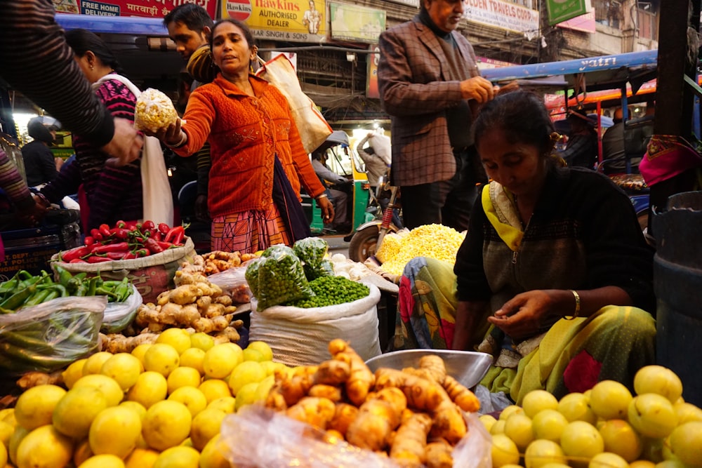 mujer comprando fruta