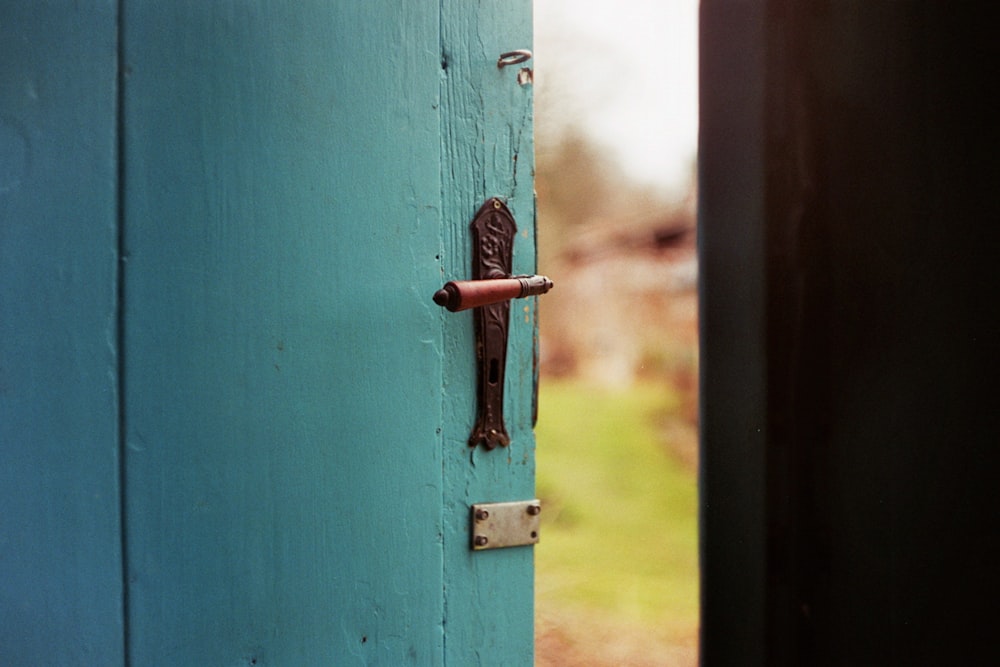 puerta de madera azul