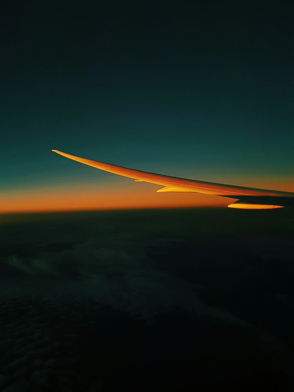 飛行機の翼の航空写真