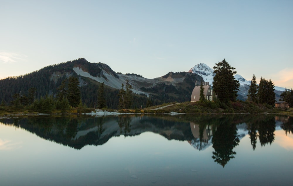 Fotografía panorámica de la montaña cerca del lago durante el día