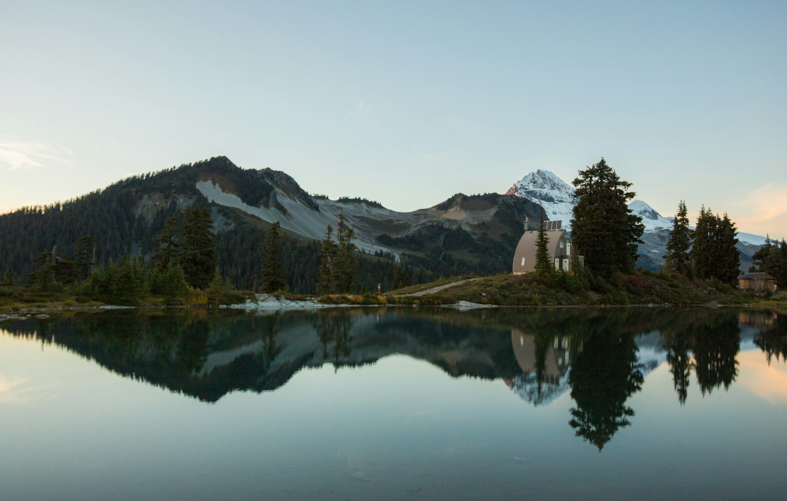 Canon EOS 750D (EOS Rebel T6i / EOS Kiss X8i) + Canon EF 17-40mm F4L USM sample photo. Panoramic photography of mountain photography