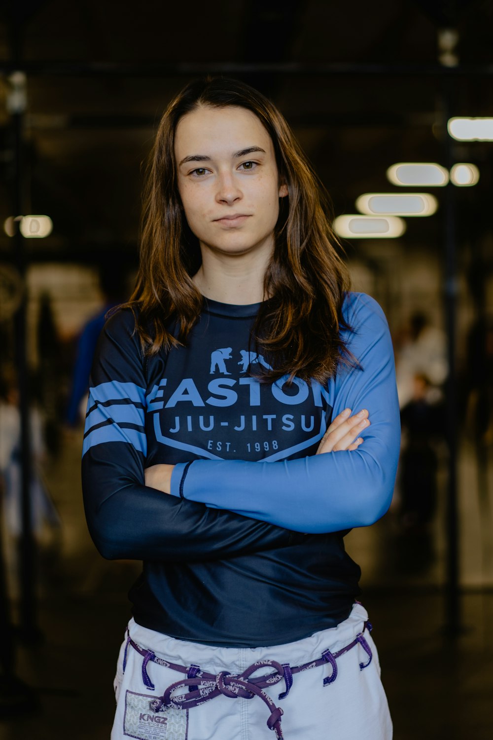 Mujer vestida de rashguard azul y negro