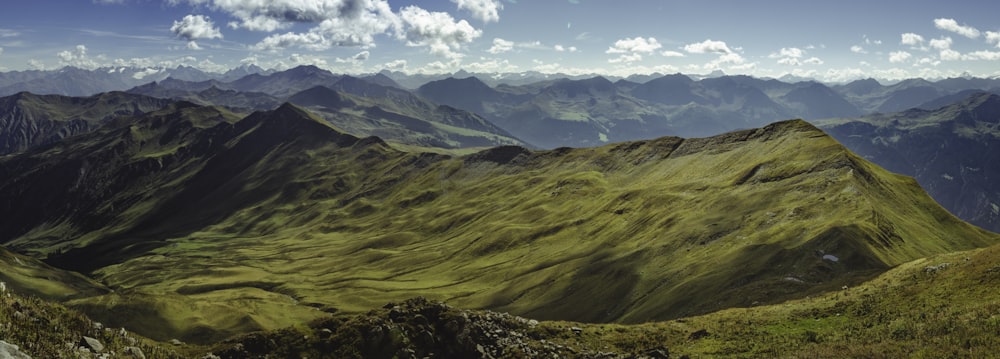 Fotografia de paisagem da Montanha Verde durante o dia