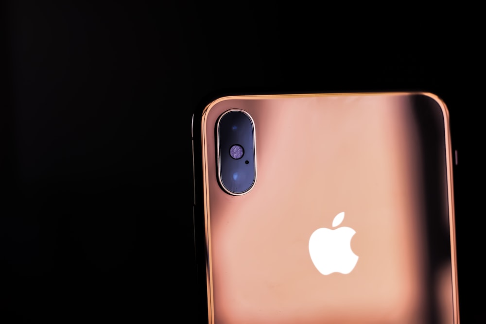 gold iPhone Xs