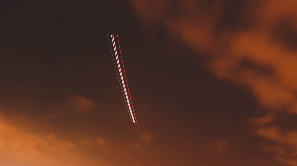 um avião está voando no céu à noite