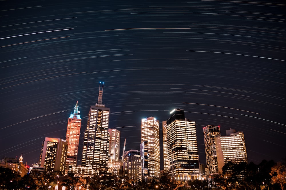 ciudad con rascacielos por la noche