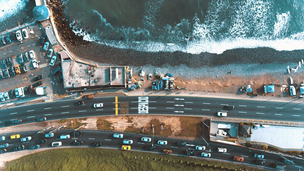 Veduta aerea della strada vicino allo specchio d'acqua