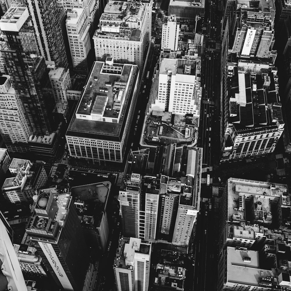 都市の建物のグレースケールと鳥瞰図の写真