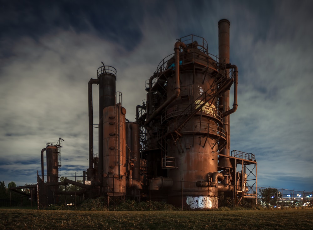 Verlassene Fabrik aus braunem Stahl