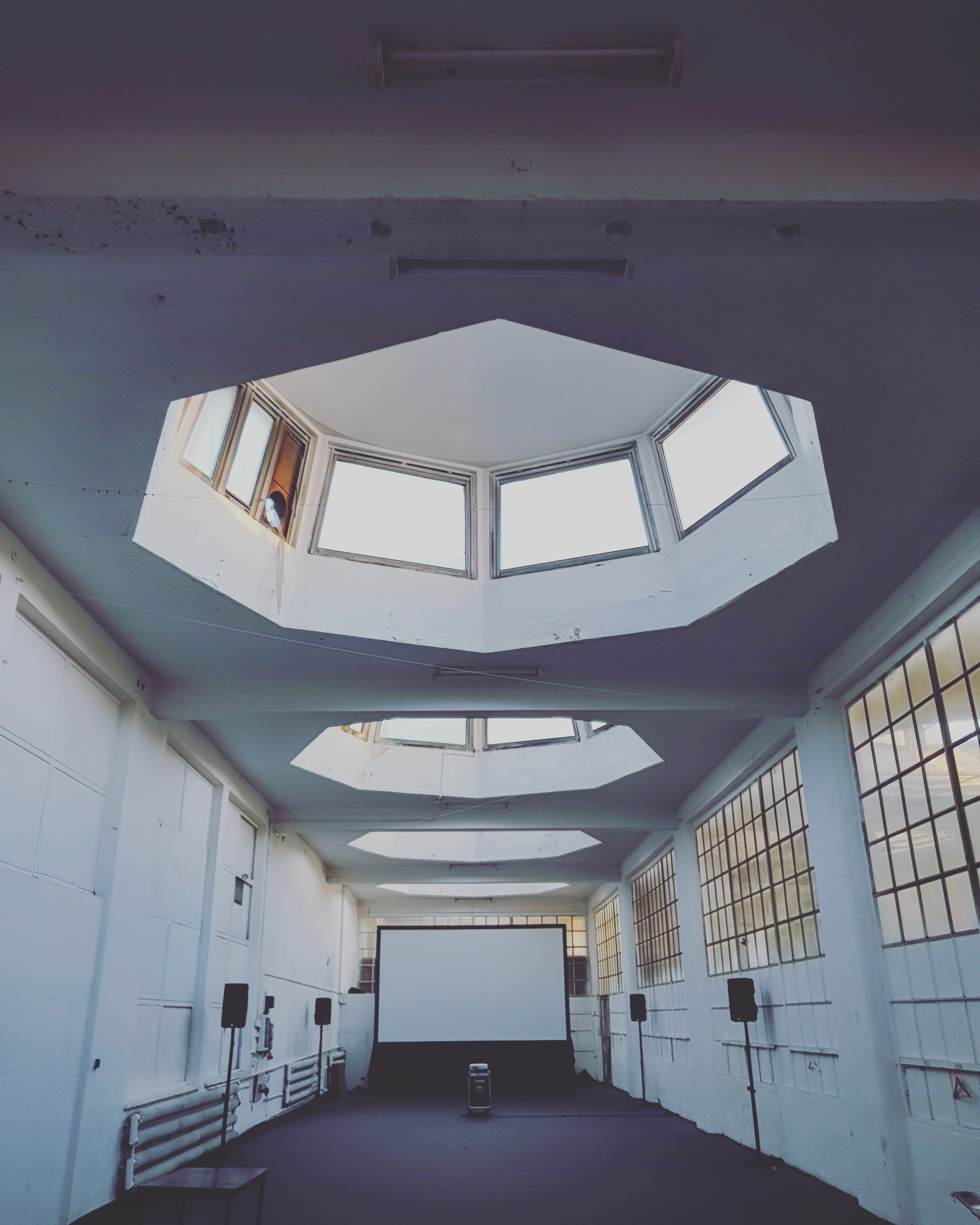 A bright and spacious audiovisual studio with a large white cyclorama wall, perfect for photo and video shoots.