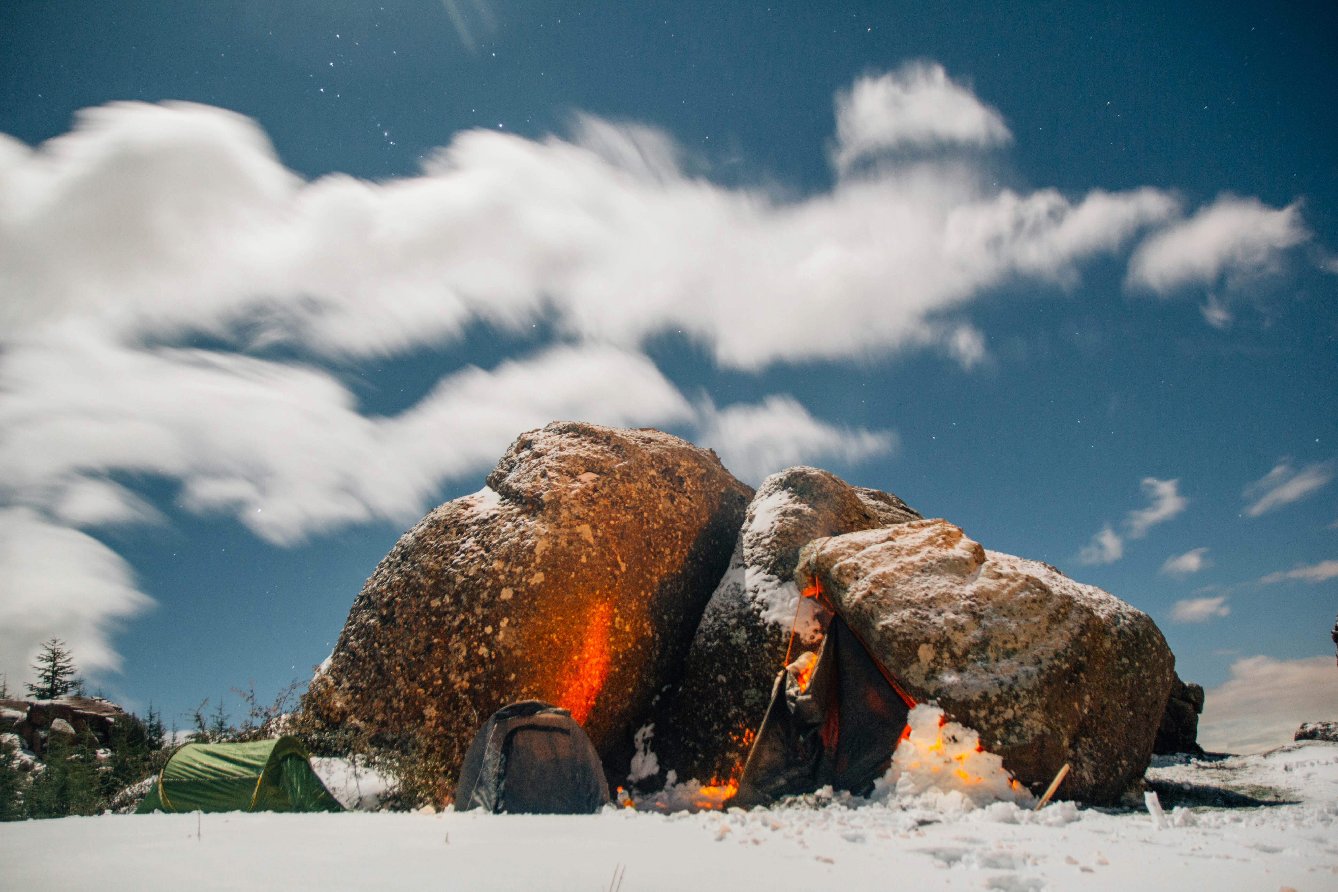 Graues Kuppelzelt neben Felsen