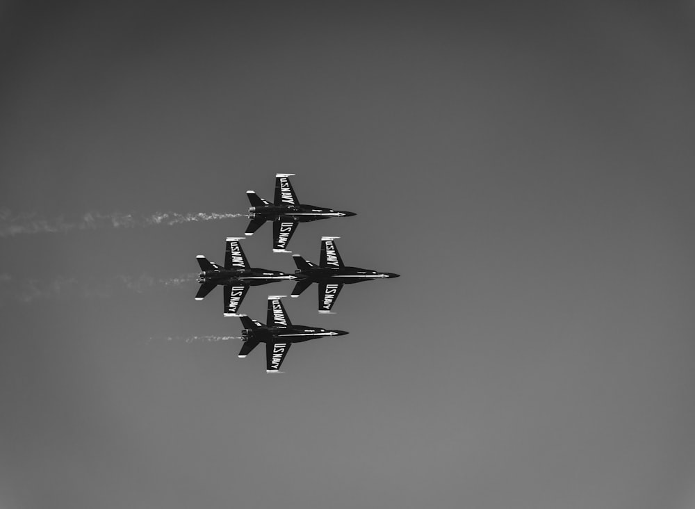 Cuatro aviones grises