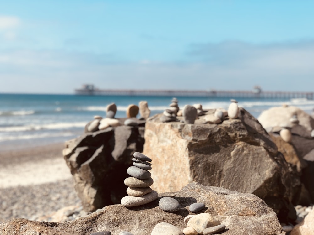 Piedra marrón durante el día