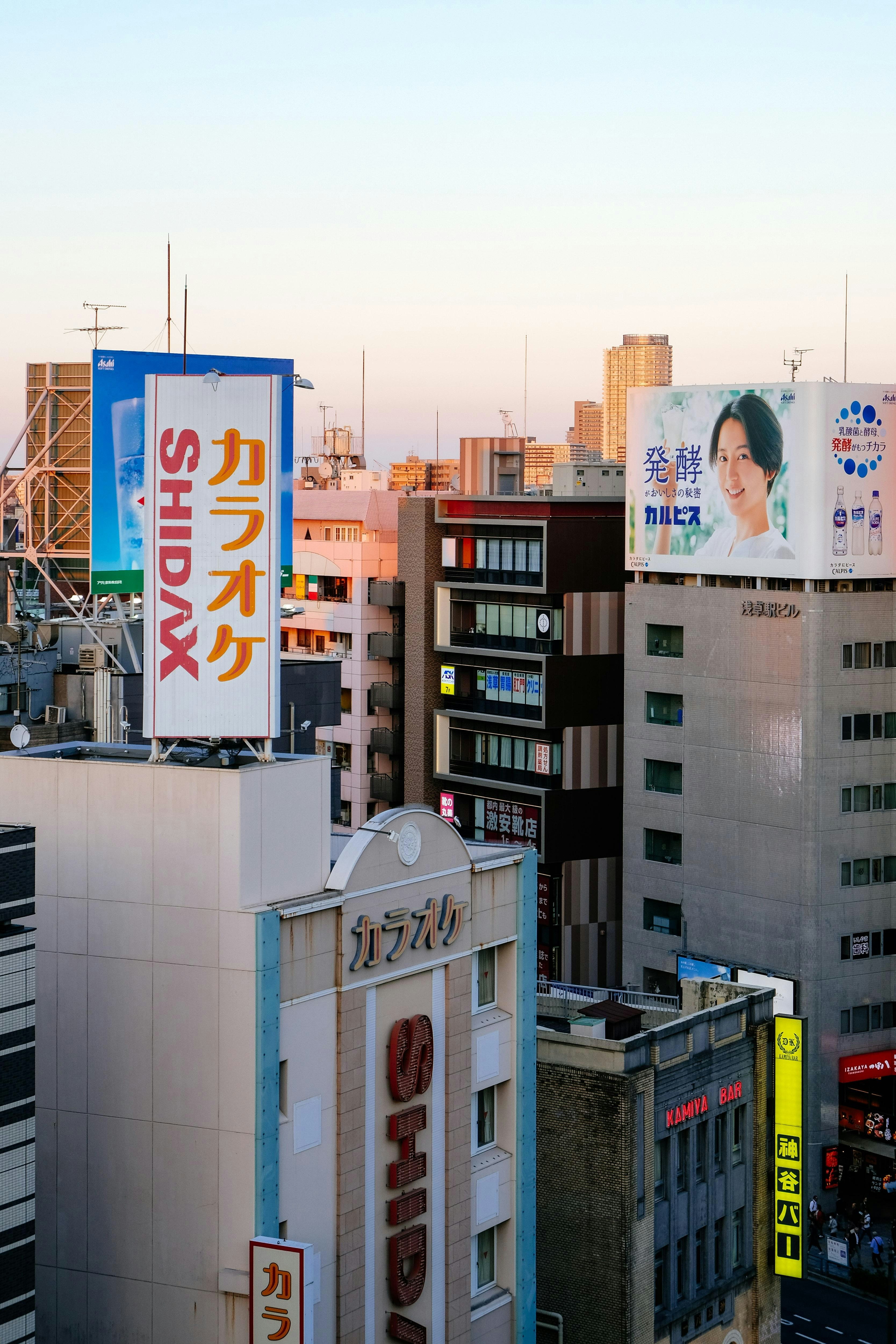 edifici urbani in cemento grigio durante il giorno