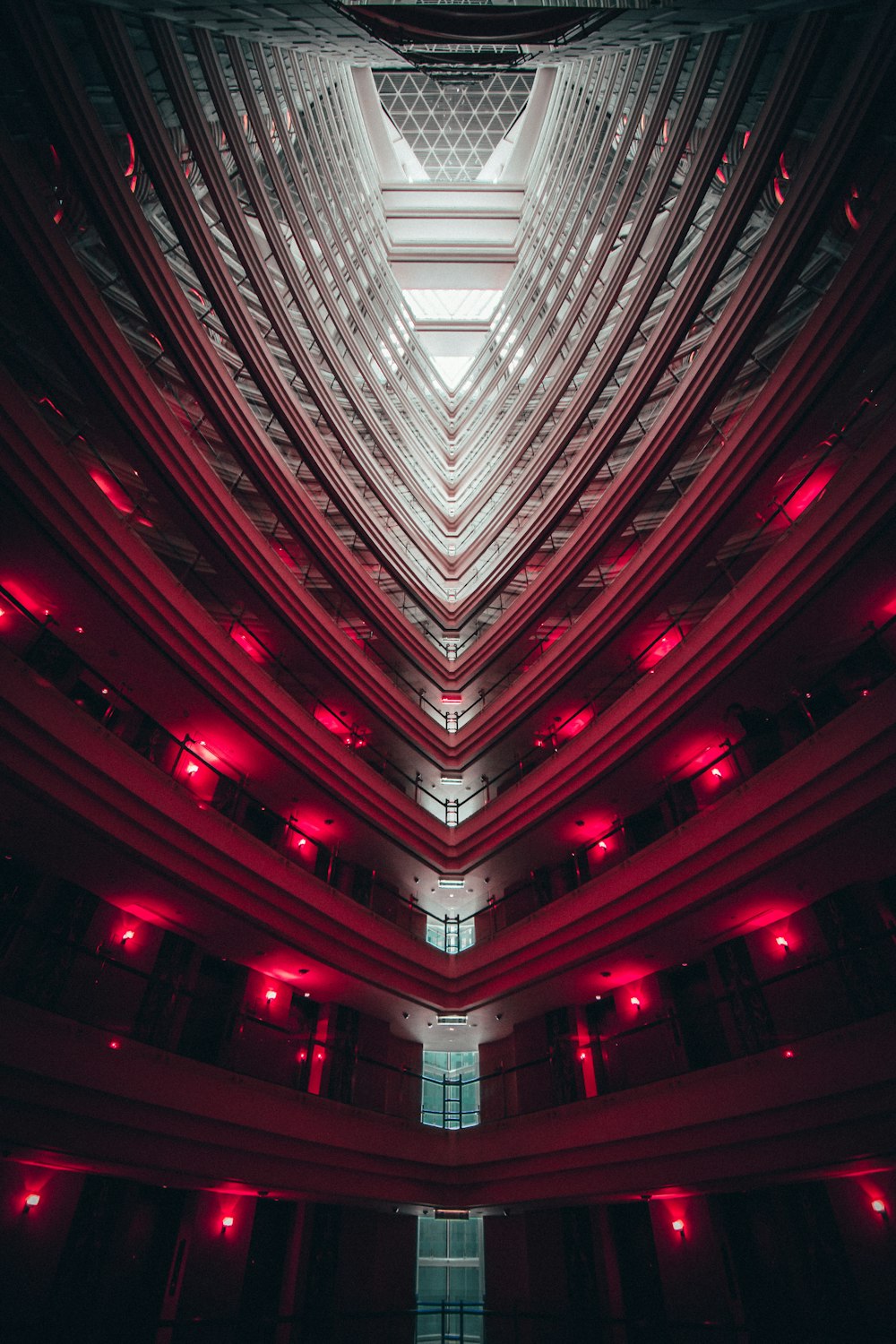 Photographie en contre-plongée de l’intérieur d’un bâtiment avec des lumières rouges