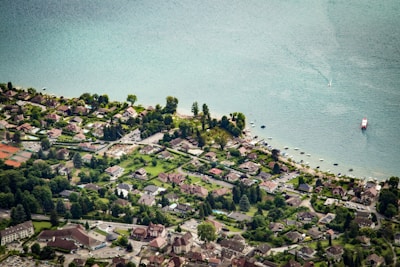 Photo of a small coastal community benefiting from managed urban expansion.