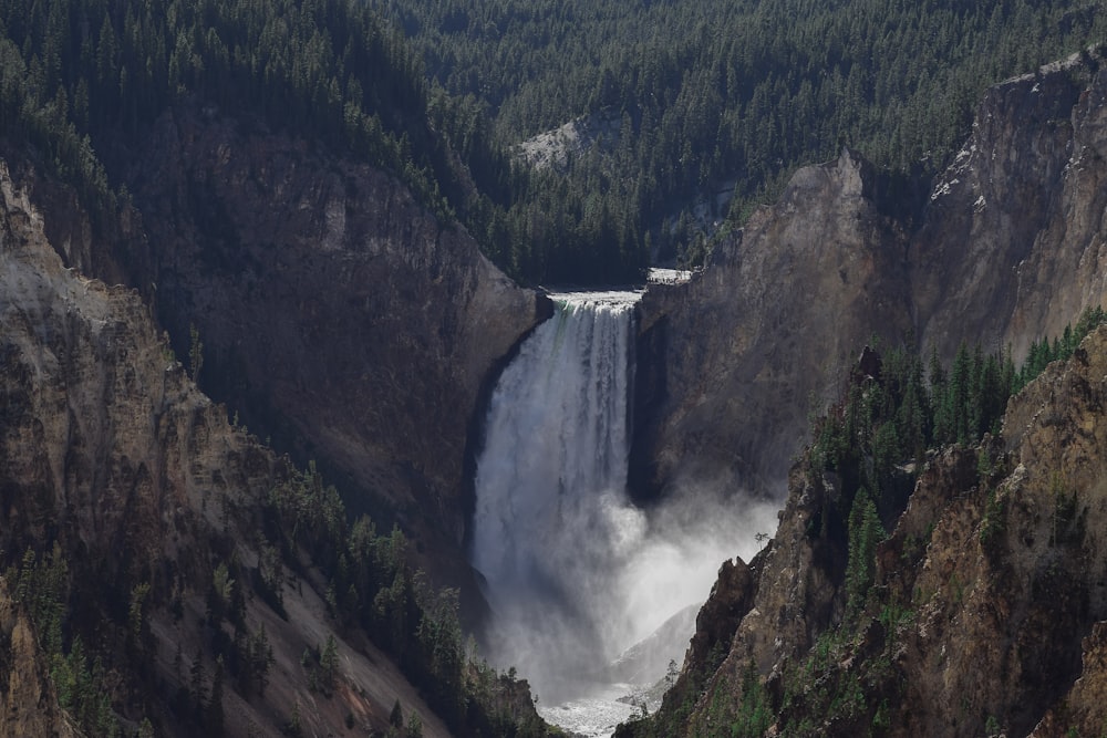 Photographie aérienne de la chute d’eau pendant la journée